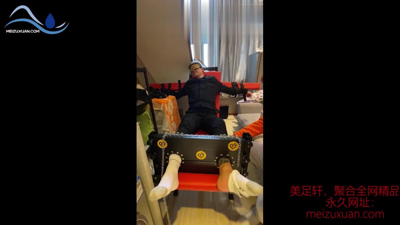 JDD47-东北纹身直男弟弟刑椅铁链锁光脚挠痒