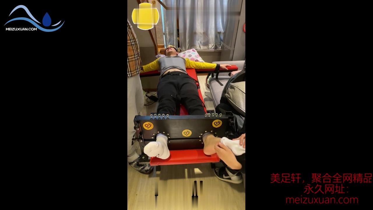 JDD50-怕痒1牛弟弟被新生ee和脚大大联合挠痒